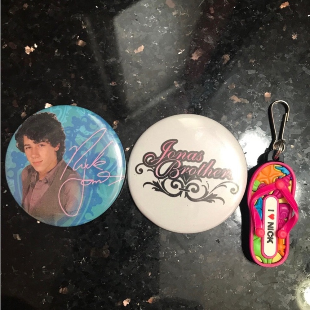 Jonas Brothers Button and Keychain Set